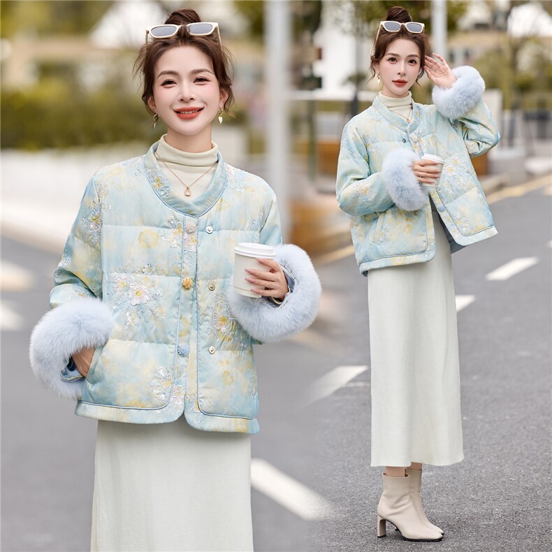 现货。2025年潮冬季真狐狸毛重工刺绣短款新中式羽绒服新款,女装羽绒服,伊仟回