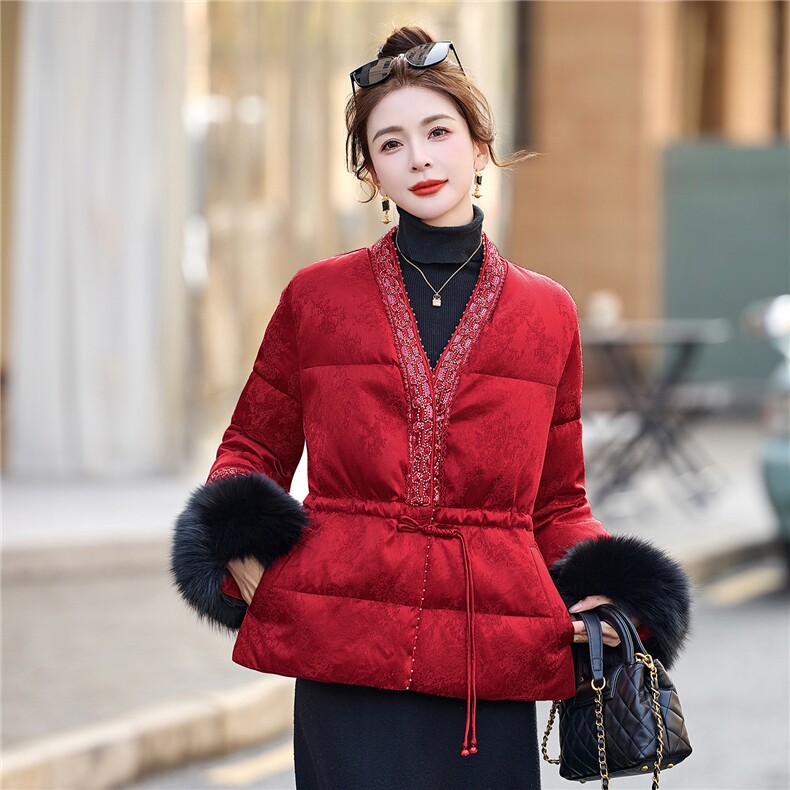 现货2026年冬季短款新中式真狐狸毛重工收腰显瘦羽绒服,女装羽绒服,伊仟回