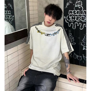 抖音得物品质二开240克宽松纯棉美式潮牌印花三条杠中性风短袖T恤,焦糖色色大衣搭配图片图片
