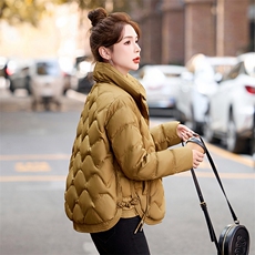 红色短款轻薄羽绒服女2024新款冬季爆款时尚小个子保暖白鸭绒外套，女装羽绒服，琦鑫阁（原依鑫阁）