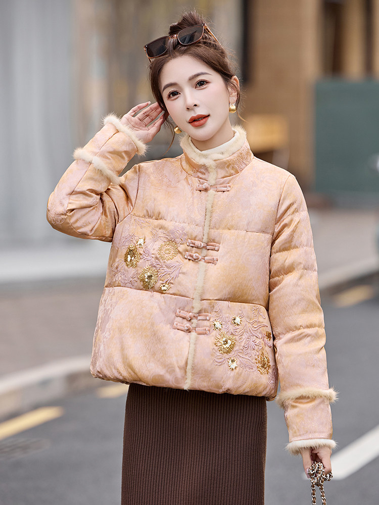 保暖2025年冬季新款刺绣手工穿钻高档拼貂毛边羽绒服,女装羽绒服,布芭啦