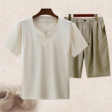 白色上衣＋豆绿短裤