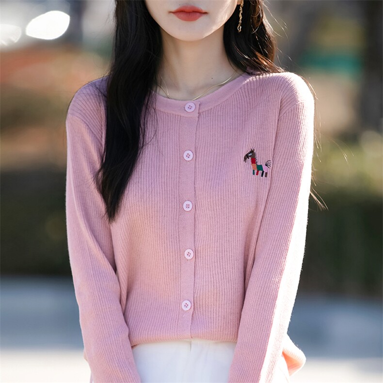 春秋精纺羊毛针织开衫女圆领坑条小马刺绣毛衣高级感宽松外套上衣,针织衫/毛衣,佳绒包芯纱店
