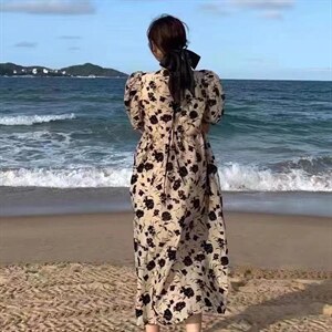 新款洋气雕花潮流碎花连衣裙图片