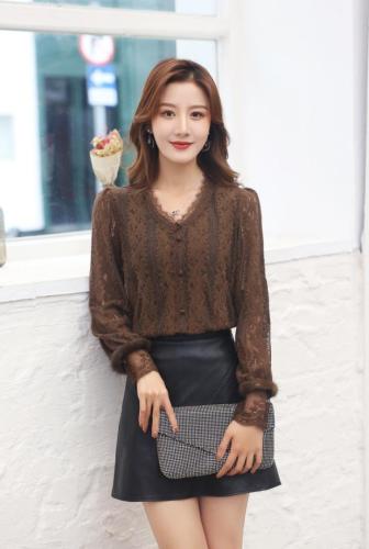 【现货】2021春款精致蕾丝V领袖口貂毛小衫,女装其它,伊洛姿