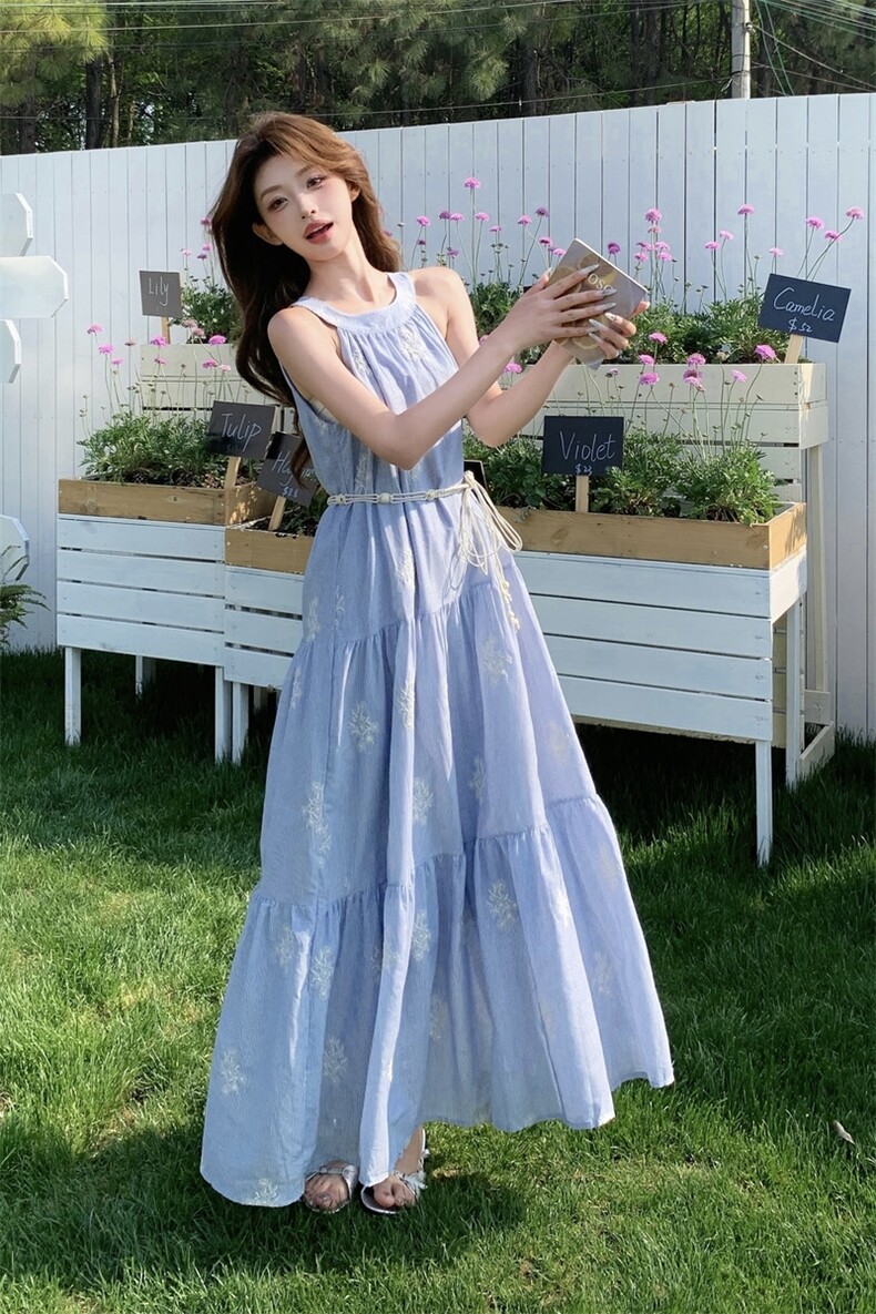 蓝色气质海边度假风绣花挂脖连衣裙女2025夏新款松弛感时尚A字裙,女装连衣裙,蝶眷