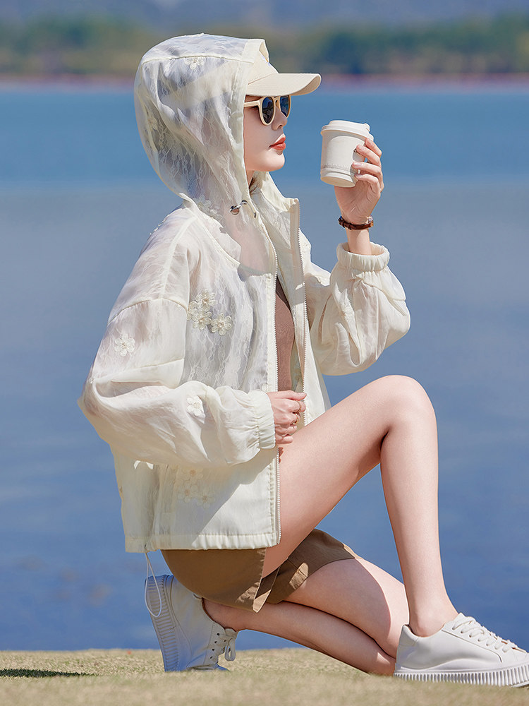 今年流行独特花花立领白色外套女春2025新款小个子防晒棒球服夹克,女装短外套,靓衣阁