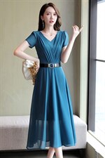 2025夏季现货时尚优雅气质V领腰部金属腰带扣设计收腰连衣裙，女装连衣裙，臻衣坊