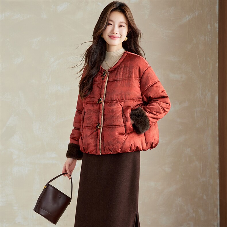 在仓~羽绒棉服2025冬季重磅提花蝴蝶扣三色圆领宽松棉袄貂毛外套,女装棉衣/棉服,新依时派