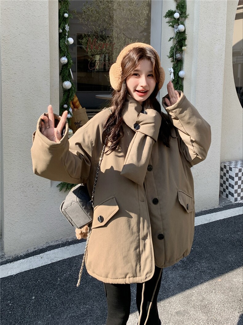 驼色立领羽绒服女2025冬季中长款宽松纽扣装饰保暖外套上衣配围脖,女装羽绒服,艾米莉亚