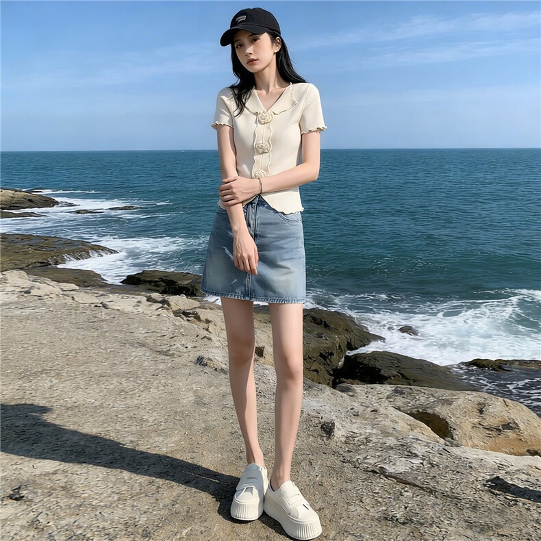 高级感时尚减龄套装女夏V领立体花朵短袖上衣蓝色牛仔短裙两件套,女装套装/套裙,江南