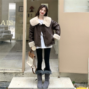 咖色时髦美拉德穿搭羊羔毛拼接皮衣女秋冬季2025新款巨保暖皮外套图片