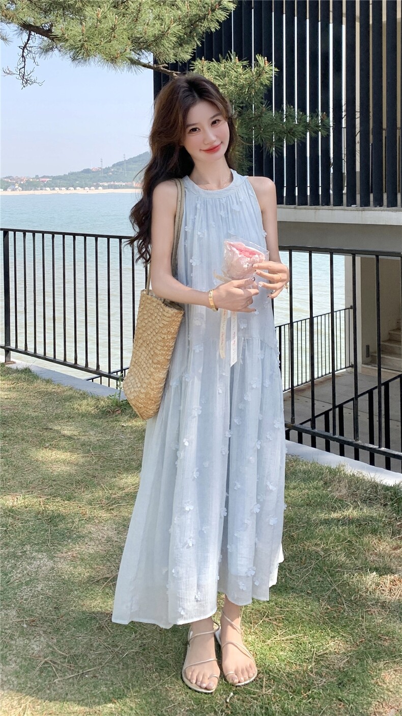 浅蓝立体花朵无袖挂脖连衣裙女2025夏新款法式度假风绝美气质长裙,女装连衣裙,2C258