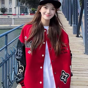 1506-1/JWT1081/P68白敬亭同款红色刺绣贴布棒球夹克美式休闲男女,粉红色玫瑰花花束搭配什么点缀图片