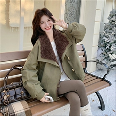 军绿色复古工装羽绒服女冬季2025新款白鸭绒内胆羊羔毛拼接派克服，女装羽绒服，2C159