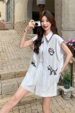 白色趣味刺绣无袖衬衫短裤套装女2025年夏季新款法式小个子两件套，女装套装/套裙，2C133