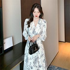春装芙蓉缎复古v领印花连衣裙女早春中长裙收腰碎花裙，女装连衣裙，美吧服饰