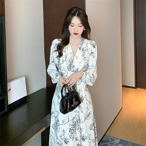 春装芙蓉缎复古v领印花连衣裙女早春中长裙收腰碎花裙图片