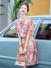 小碎花连衣裙女夏季2025新款高端气质收腰小个子提花度假风A字裙，女装连衣裙，美沁