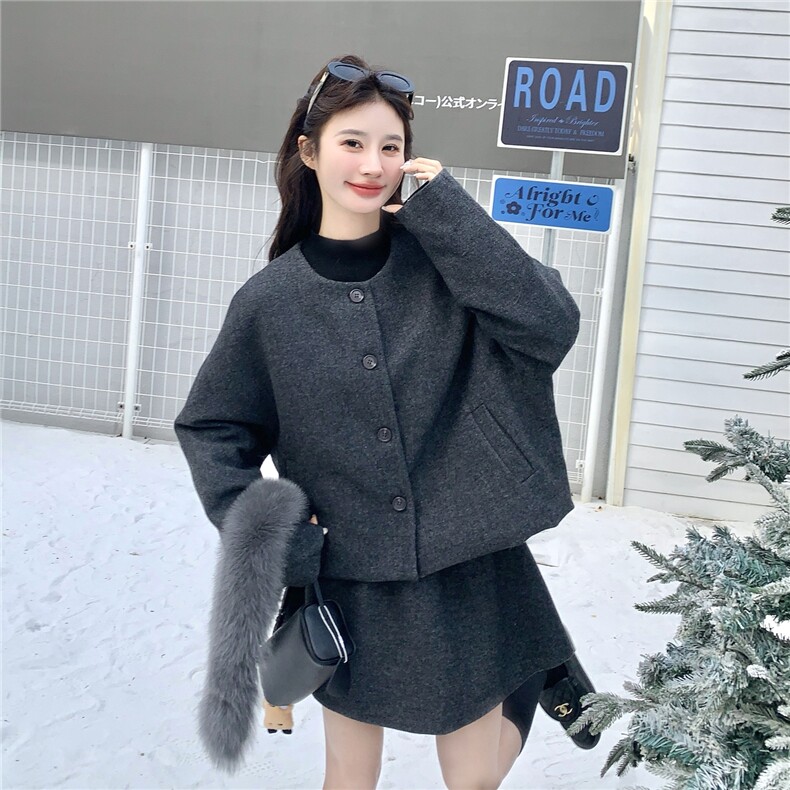 现货：冬季新款高级感复古休闲加厚灰色毛呢夹羽绒服套装加真毛领图片