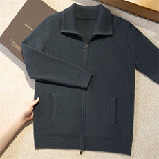 2025年秋季常规款宽松型翻领长袖时尚都市翻领带兜元宝针开衫，男装羊绒开衫，曼云男装羊绒