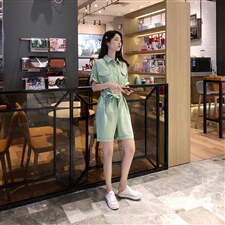豆绿色短裤