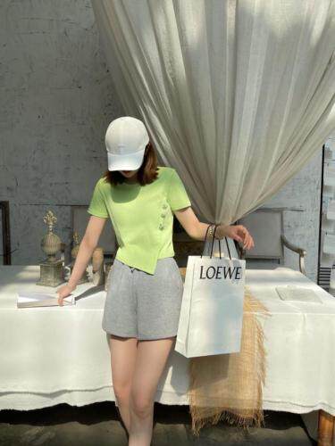 款号9410设计感短袖胸针T恤现货，女装T恤，ciytorviar 仙度维拉