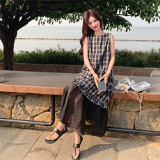冷淡系独特别致背心裙子2025新款女初夏法式深蓝色格纹拼接连衣裙，女装连衣裙，2C216