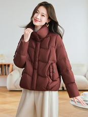 现货2025年冬季短款无帽保暖厚款90白鸭绒立领羽绒服，女装羽绒服，深妍伊美