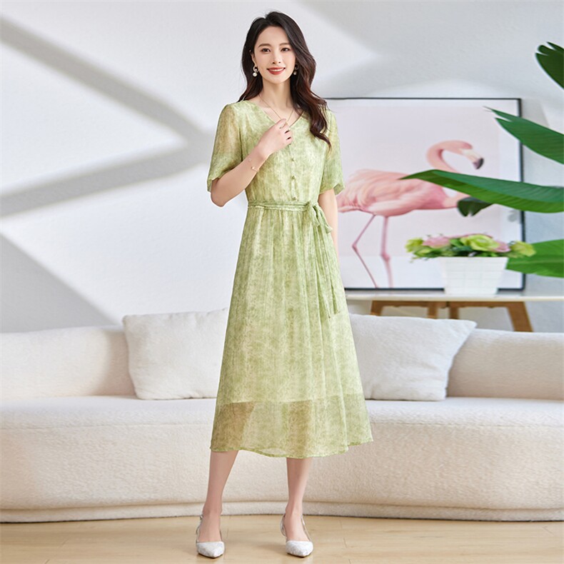 2025年春夏V领极简风中长款短袖印花收腰连衣裙,女装连衣裙,雅之冉羊绒