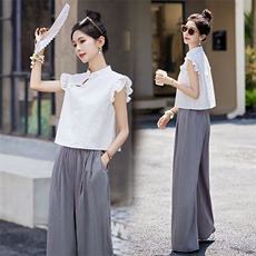 白上衣＋灰裤子