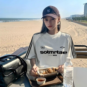 抖音得物品质二开240克宽松纯棉美式潮牌印花三条杠中性风短袖T恤图片