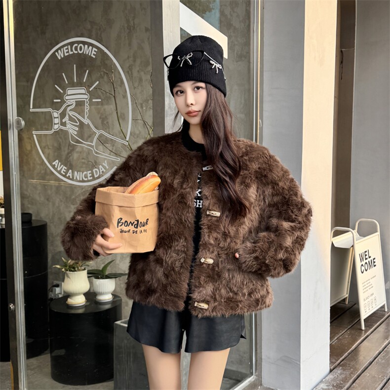 圆领牛角扣皮毛一体外套时尚女短款毛绒皮草2025秋冬新款宽松上衣,女装短外套,2C229