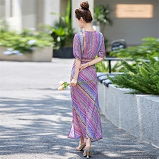 法式气质浪漫印花连衣裙女2025夏季新款收腰显瘦度假风V领长裙子，女装连衣裙，美沁