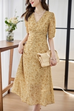 碎花连衣裙女夏季2024新款设计感褶皱收腰显瘦V领气质女人味裙子，女装连衣裙，姿衣坊