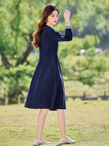 藏青色灯芯绒超火连衣裙女2025春秋新款气质名媛收腰显瘦休闲长裙图片