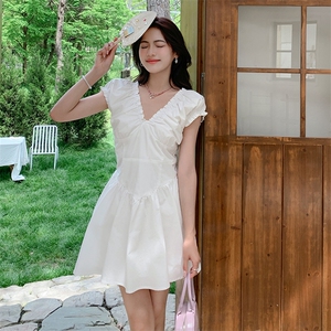 法式高级感气质性感显瘦小个子A字短裙潮2025v领白色连衣裙女夏季