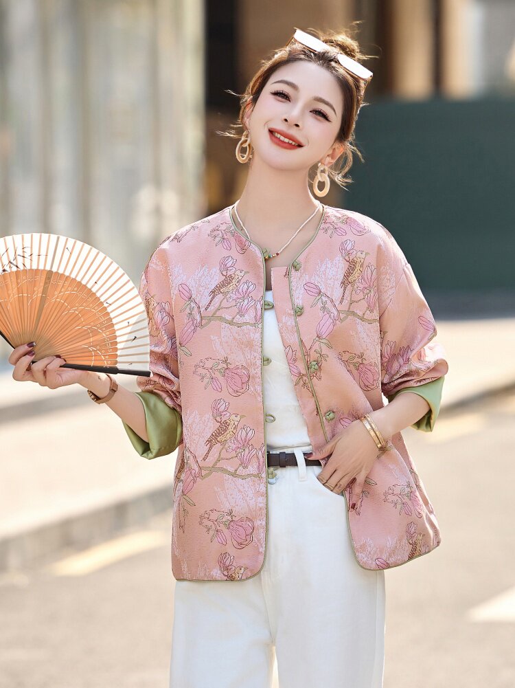 粉色新中式盘扣圆领外套女2025春秋新款精致提花休闲气质百搭上衣,女装短外套,依如秀(原杭风阁)