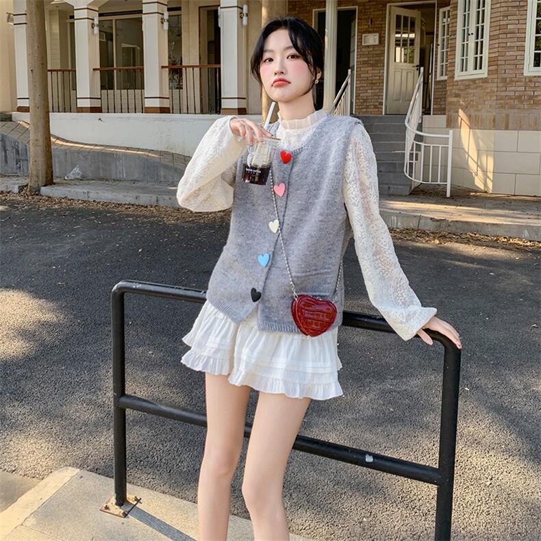 灰色韩系针织爱心扣马甲套装女春季2025新款减龄蕾丝衫百搭两件套图片