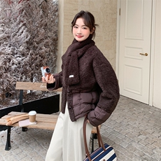 现货-2025年冬季新款羊羔毛拼接羽绒服女90白鸭绒外套配围巾，女装羽绒服，霓裳依族