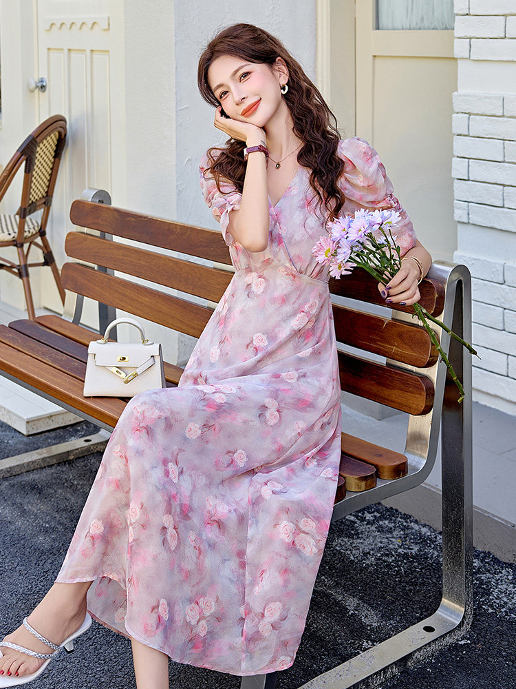 法式复古碎花连衣裙2025夏新款V领泡泡袖连衣裙气质女人味长裙子,女装连衣裙,美沁