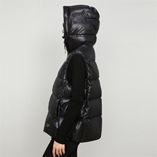 时尚保暖黑金羽绒服马甲外套男女同款连帽立领设计轻薄显瘦冬季必备单品，女装羽绒服，曼琳思菲