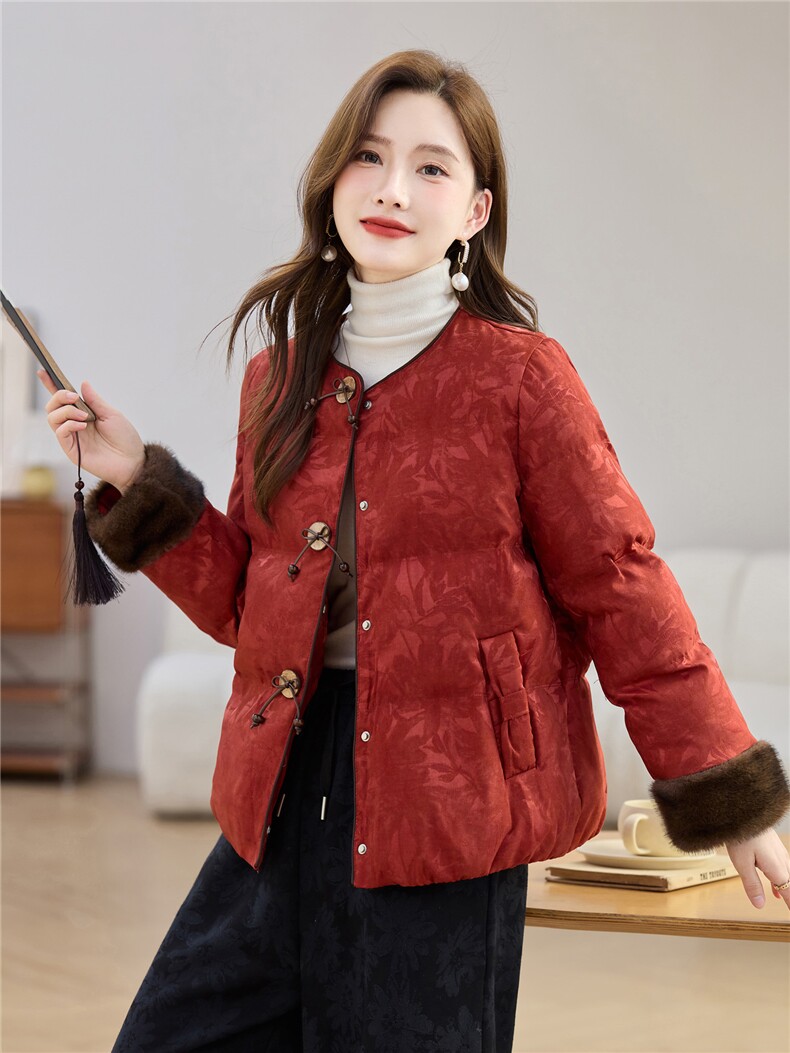 现货2025年冬季新款中式白鸭绒羽绒服女复古风提花毛领袖外套上衣,女装羽绒服,璐依舞