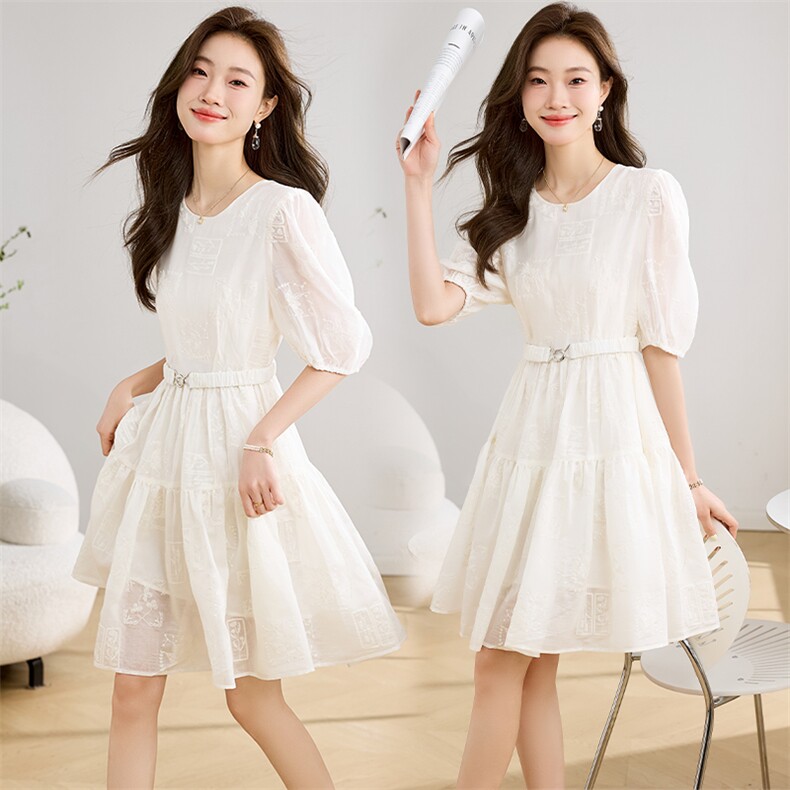 泡泡袖圆领连衣裙女2025夏季新款天丝刺绣米白色收腰显瘦仙气裙子，女装连衣裙，微微衣阁