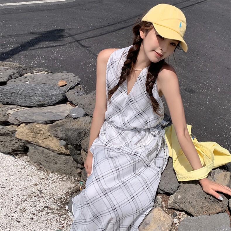 氛围感无袖挂脖格纹连衣裙女2025夏季新款韩系度假风收腰显瘦长裙图片