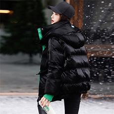 【现货】黑色亮面短款羽绒服女免洗90白鸭绒洋气保暖时尚连帽拉链，女装羽绒服，鑫源服饰