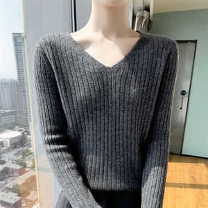 V领羊毛衫秋冬新款坑条修身针织打底套头毛衣女图片