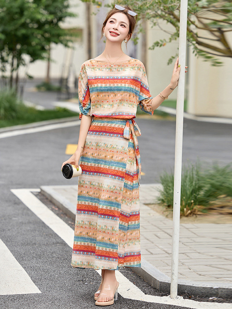 波西米亚风彩色条纹印花连衣裙女夏2026新款气质系带收腰显瘦长裙,女装连衣裙,美沁
