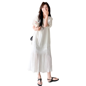 甜美慵懒风百搭压褶蕾丝拼接连衣裙女2025夏季简约白色短袖连衣裙图片