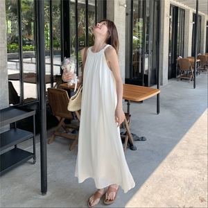 白色超仙雪纺度假风连衣裙2025夏季气质女神范名媛高级感挂脖长裙图片
